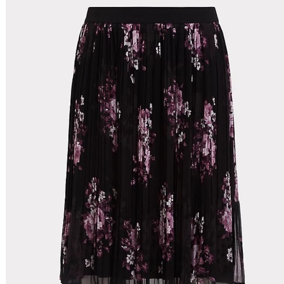 NWT Torrid Black Floral Pleated Chiffon Skirt Sz 2 - Picture 1 of 3